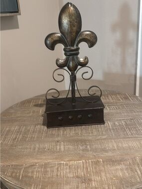 Metal Fleur-de-Lis Accent Sculpture in Antique Bronze